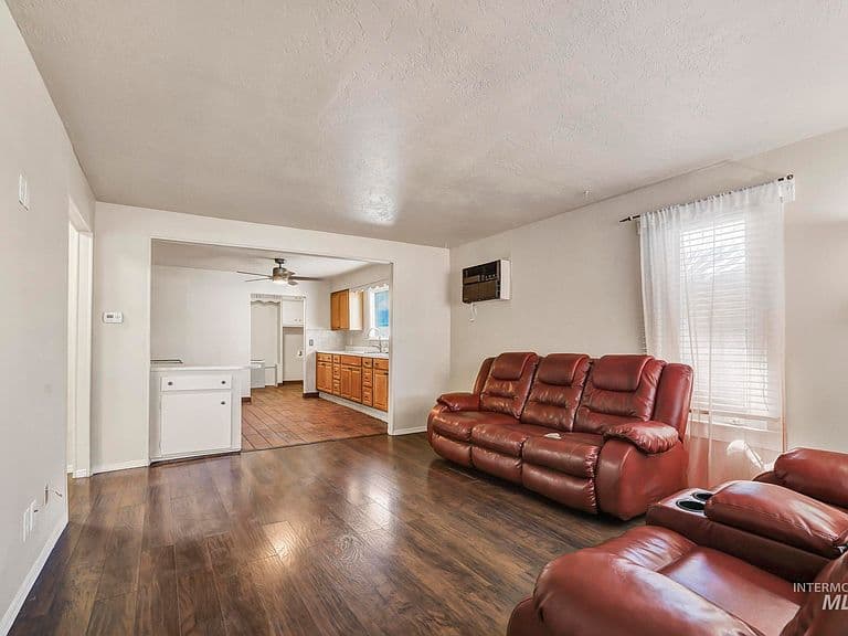 322 Jackson St photo 5