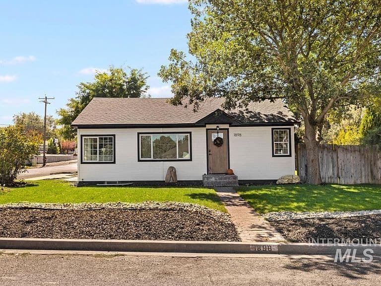 1898 Sigrid Ave photo 3
