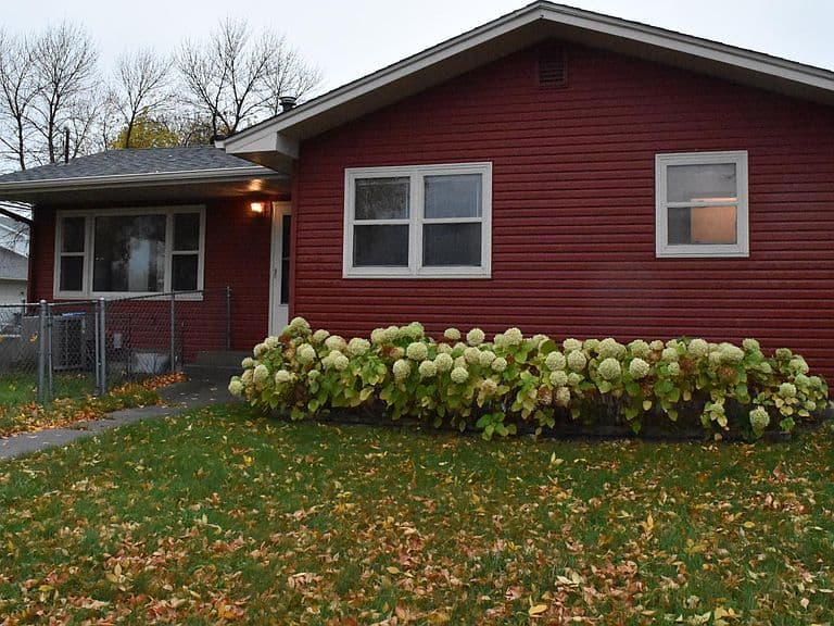 402 Maple Ln photo 2