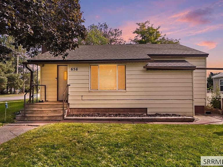 656 1st W photo 1
