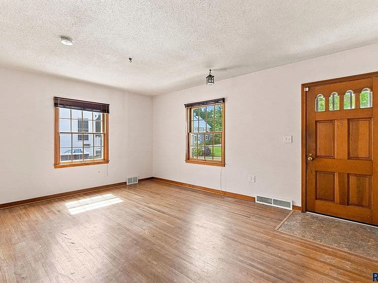 1100 S Glendale Ave photo 2