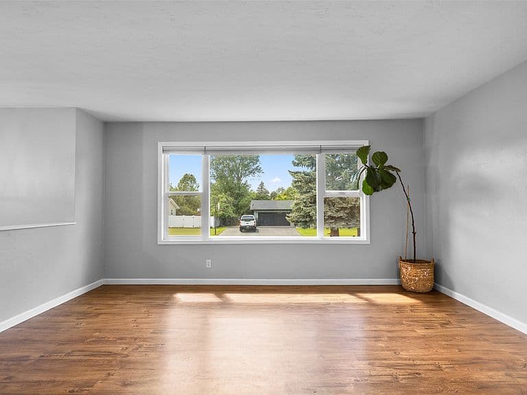 55 Lochness Ave photo 3