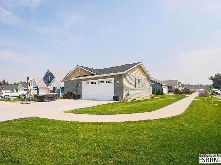 1132 Harris Loop photo 4