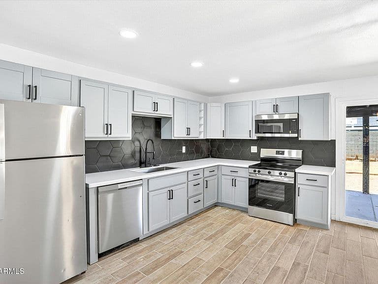6624 W Columbus Avenue photo 3