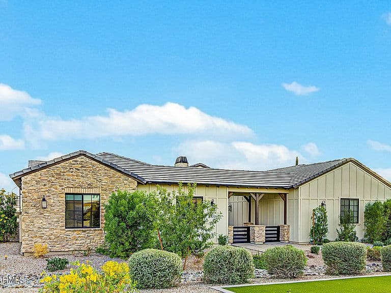 8323 E REGINA Circle photo 2