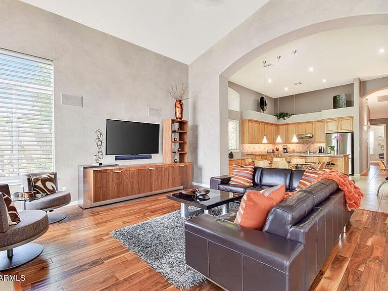1047 W ARMSTRONG Way photo 4