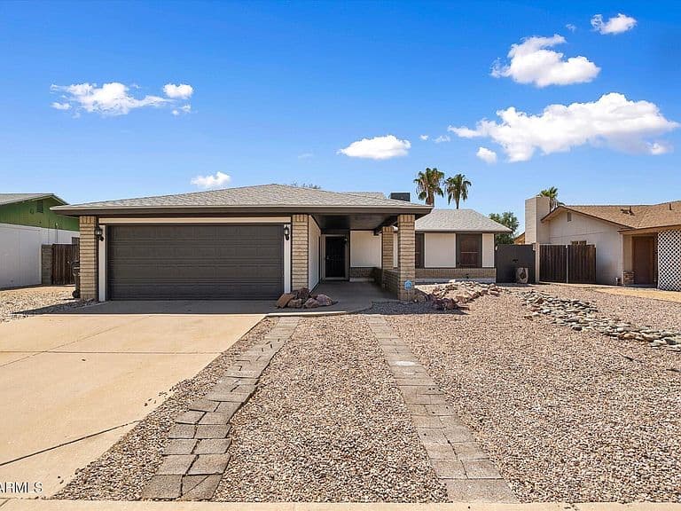 227 W TARO Lane photo 2