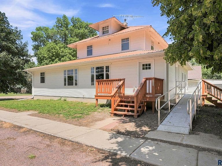 1040 Lincoln St photo 1