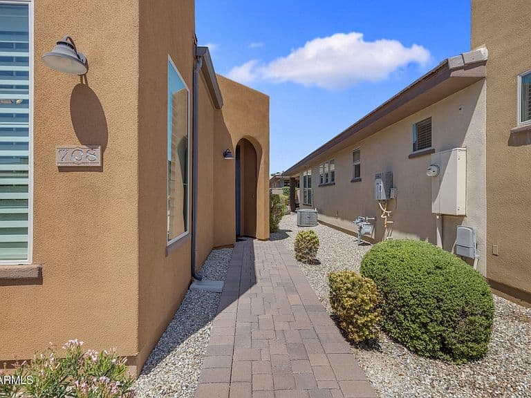708 E COBBLE STONE Drive photo 4