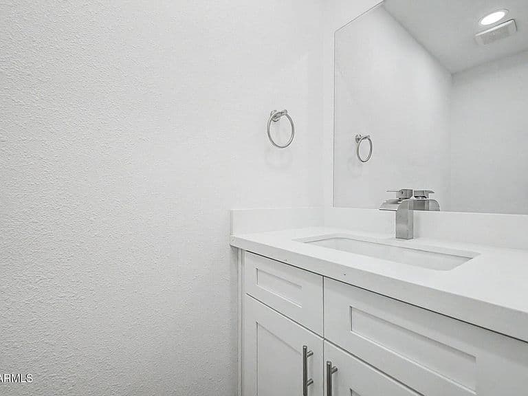 6416 E HOLIDAY Drive photo 3