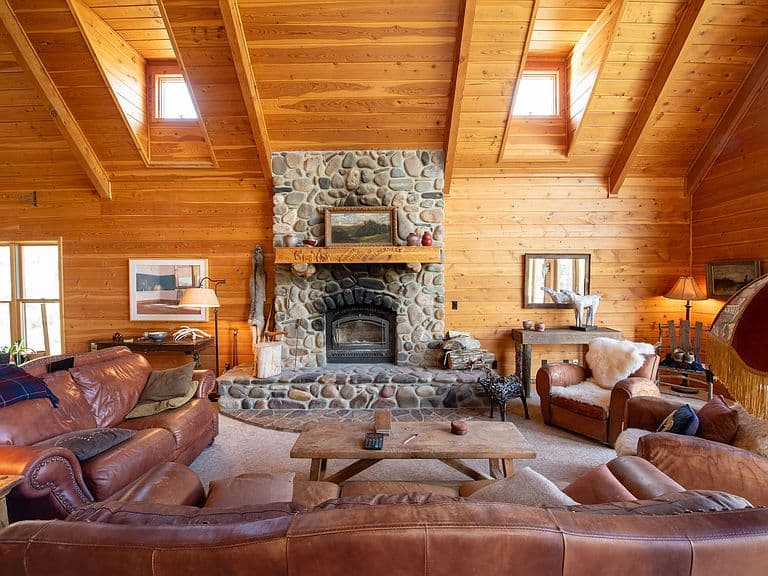 9885 Challis Creek Rd photo 2