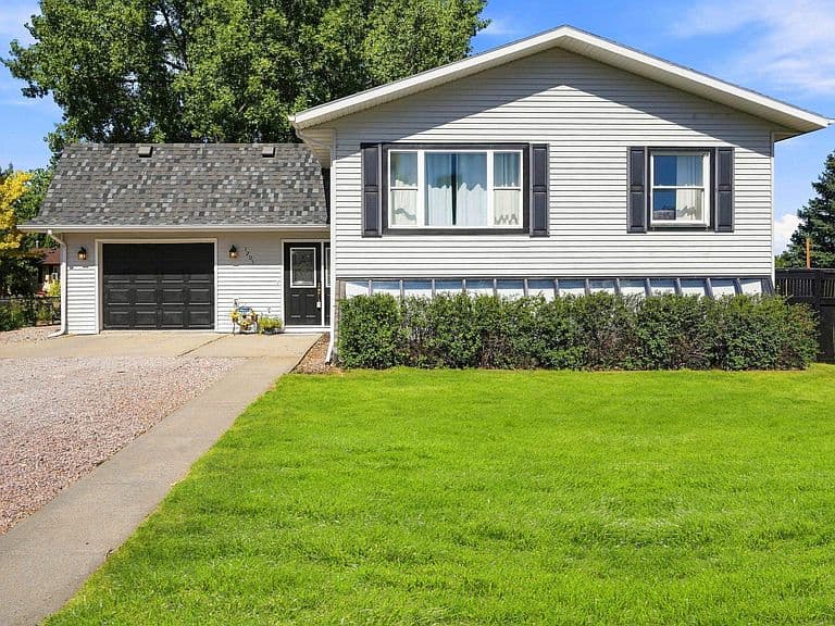 1205 Cedar Dr photo 1