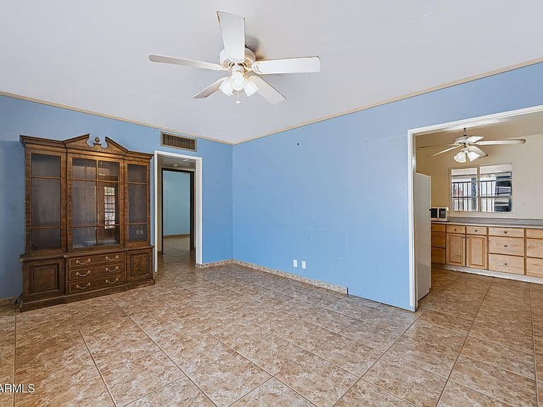 2040 E WHITTON Avenue photo 3