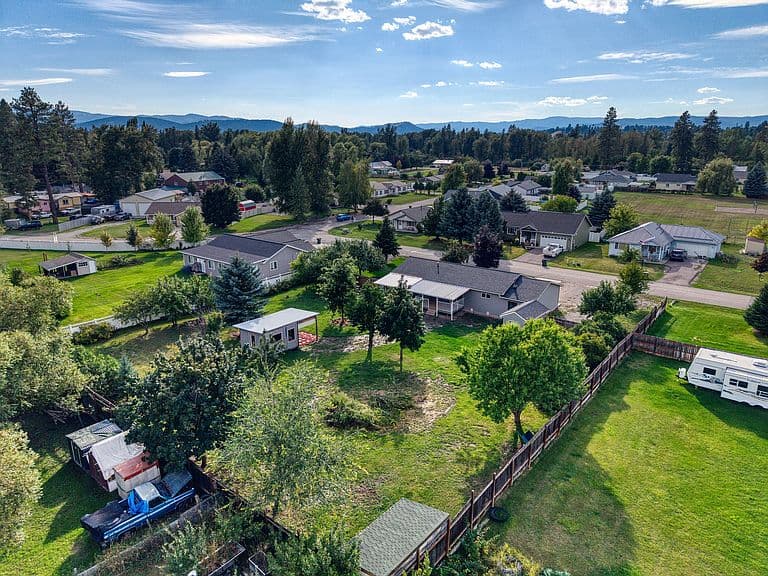 111 River Pl photo 2