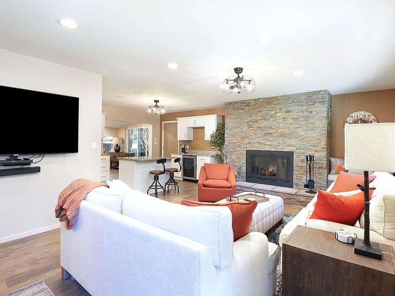 420 Lodge Dr photo 4