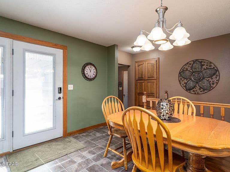 601 Schroeder Dr photo 3