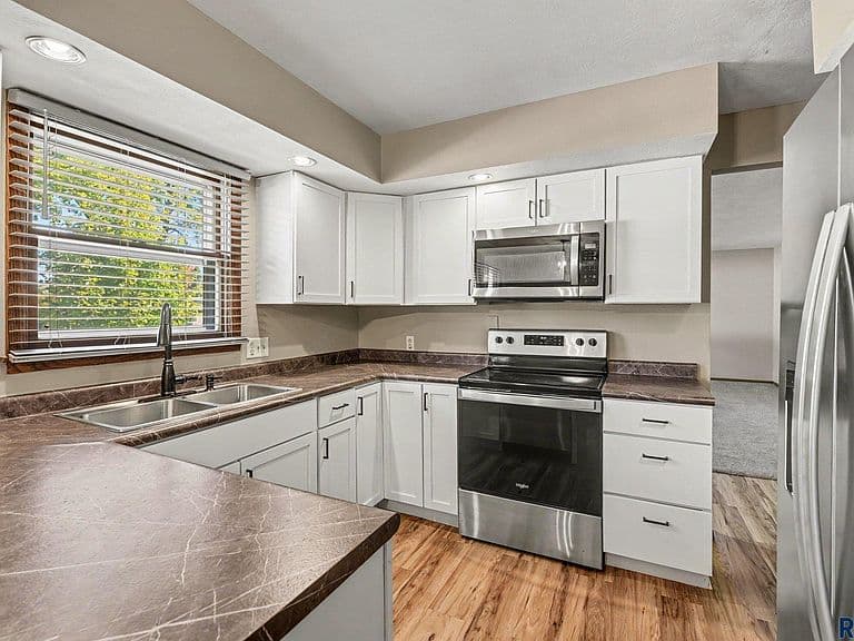 1916 E Sylvan Cir photo 3