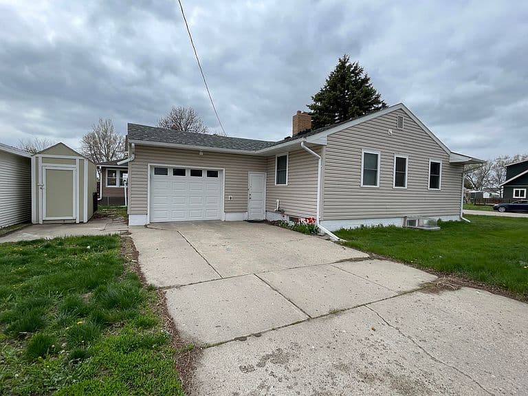 322 4th Ave W photo 4
