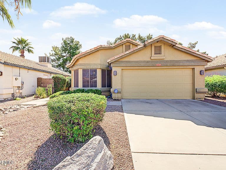 4237 E MORROW Drive photo 1