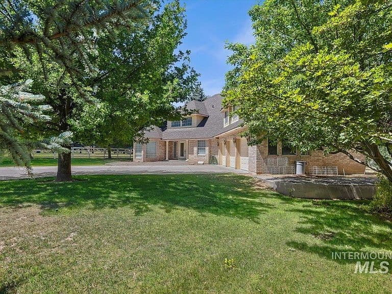 1672 Briarwood Ln photo 3