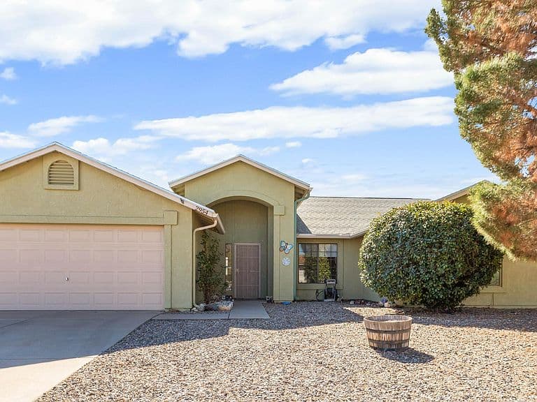 2954 Thunderbird Dr photo 1