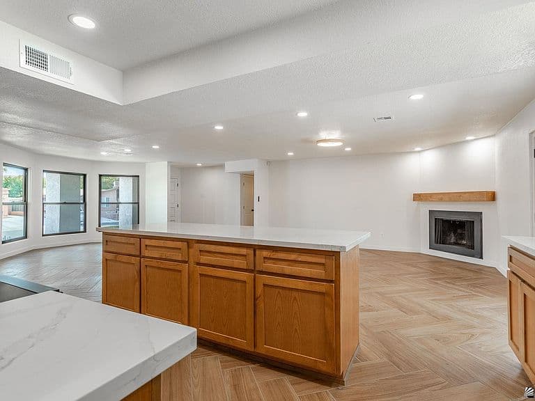 1305 W Parkway Dr photo 4