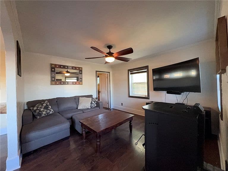211 4th St photo 4