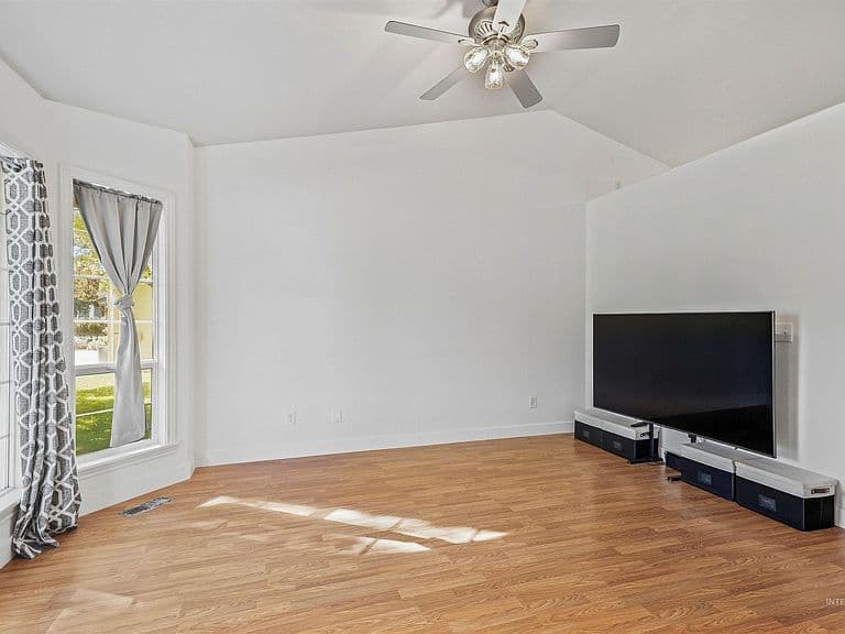 1087 S New Summer Ave photo 2