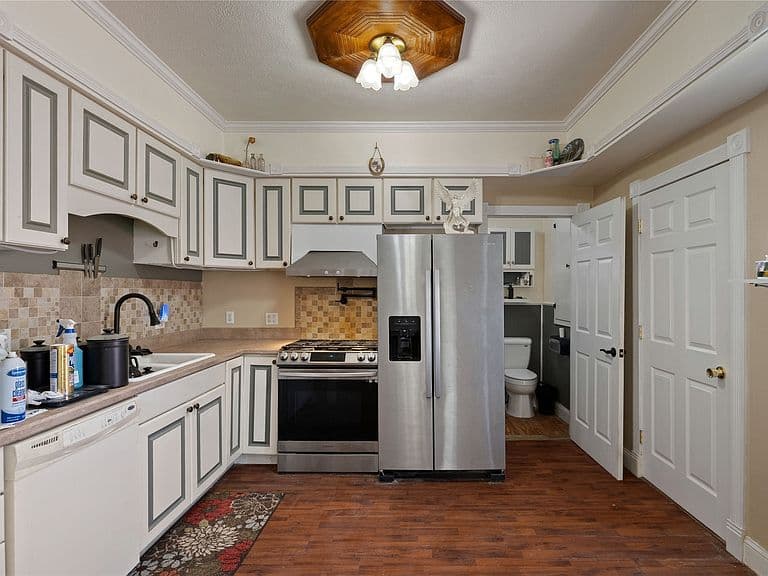 318 W 8th St photo 5