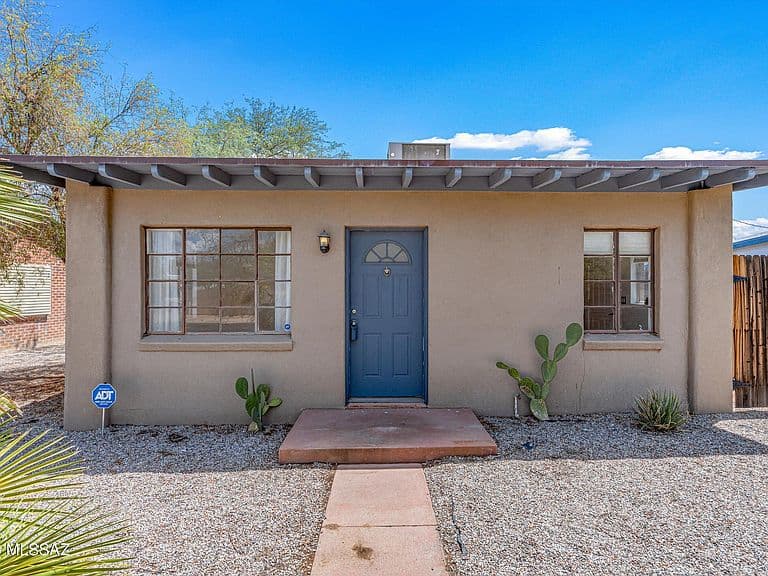2532 N Fair Oaks Ave photo 2