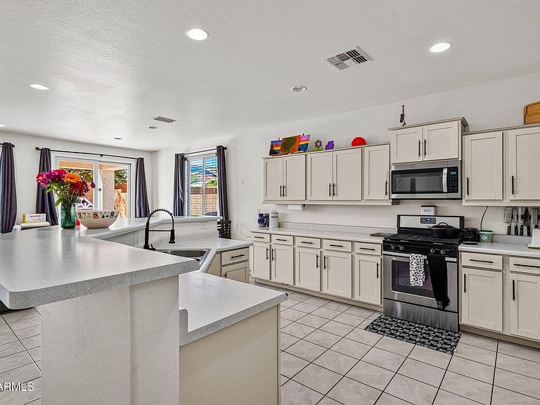 26065 W QUAIL Avenue photo 5