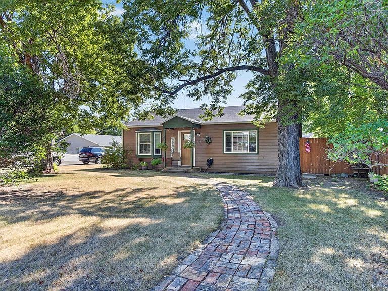 818 Roubaix Dr photo 2