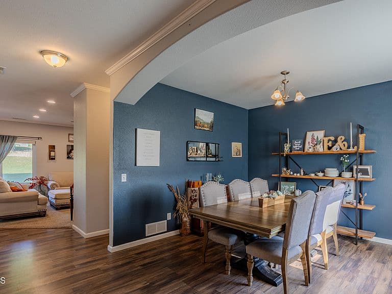 729 Walter Way photo 3