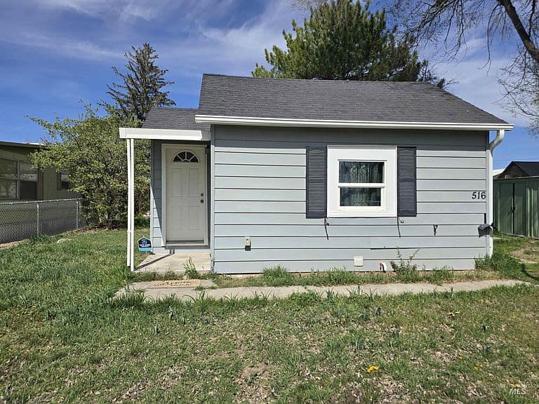 516 W Avenue C photo 1