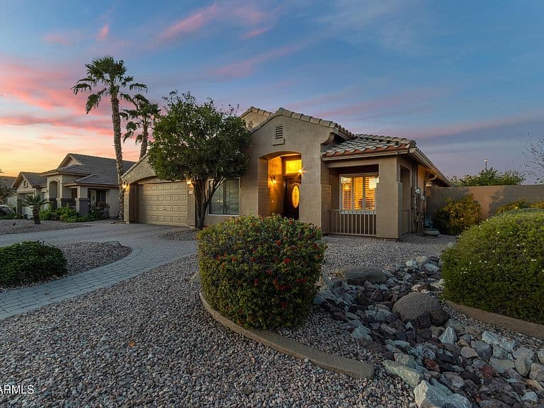 1452 E Oakland St photo 1