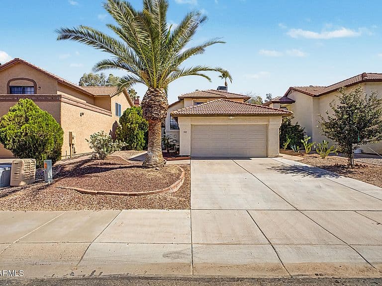 929 E MANOR Drive photo 3