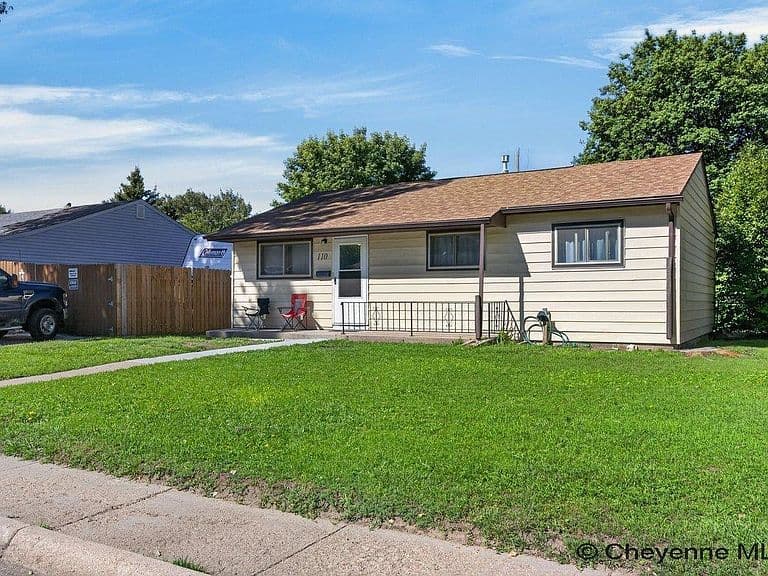 110 Ahrens Ave photo 2