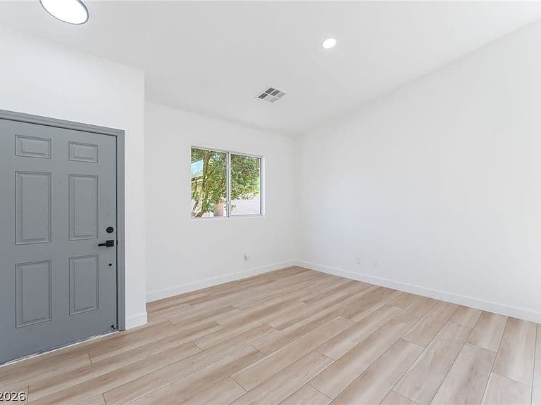 3747 Squirrel St photo 5