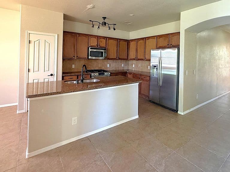 548 TEMPLE Drive photo 2