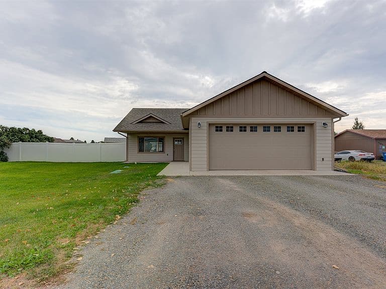 4631 Victoria Dr photo 1