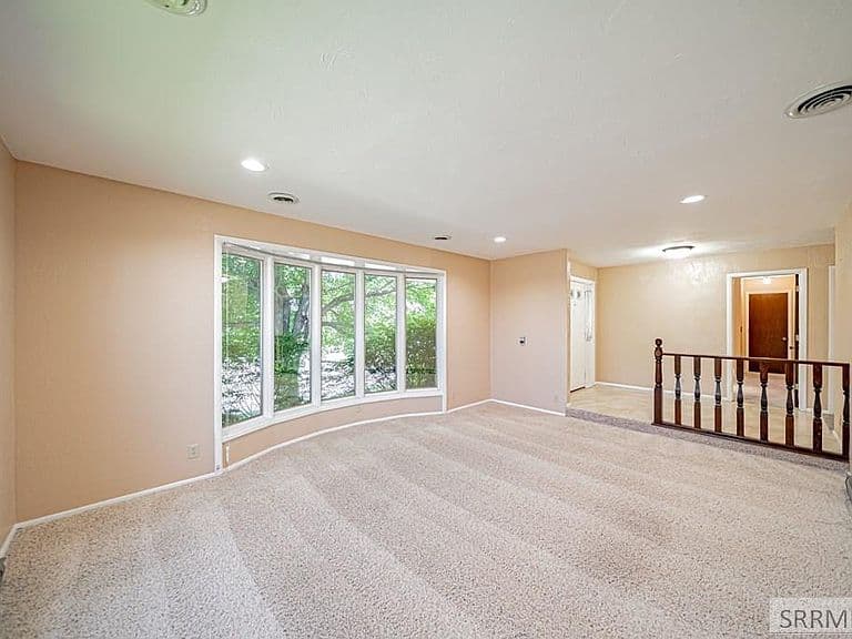 310 S 4 E photo 4