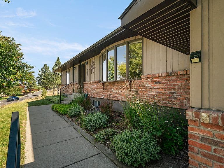 575 Diehl Dr photo 2