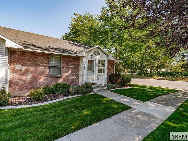 2320 S Saint Clair Ave photo 2