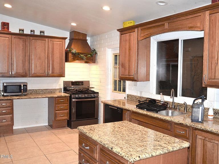 655 W CAROLINE Street photo 5