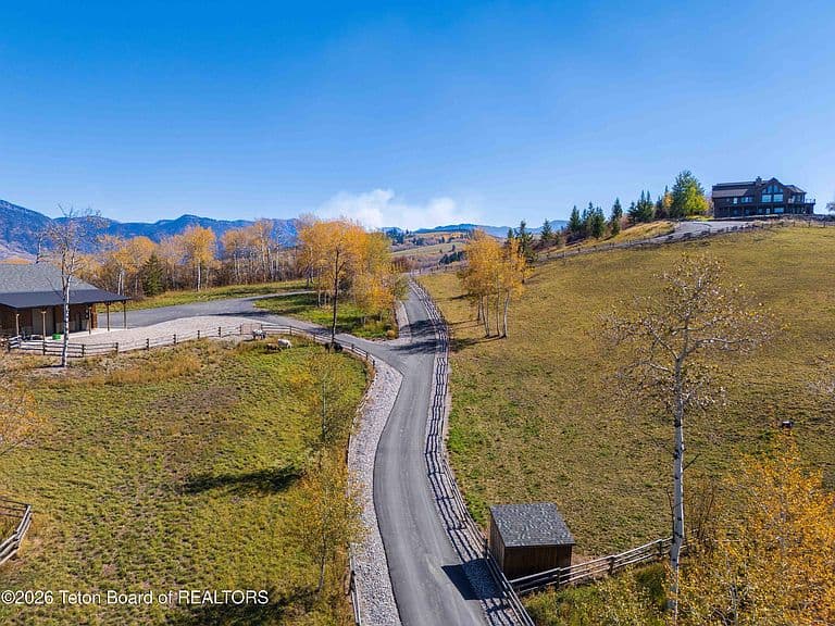 785 Strawberry Hills Dr photo 2