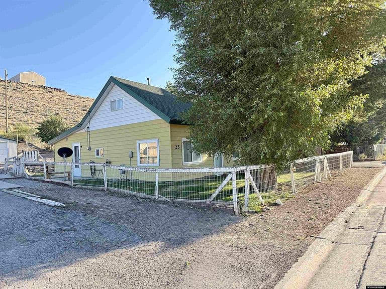 25 Frontier St photo 3