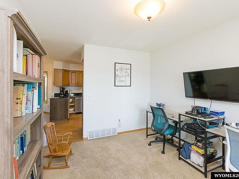 1004 Rosewood Dr photo 3