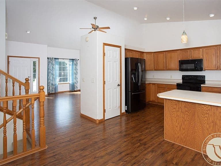 3733 Banff Ave photo 4