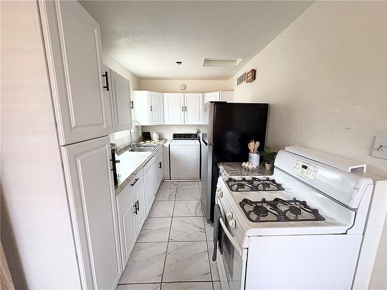 2036 Davis Avenue photo 5