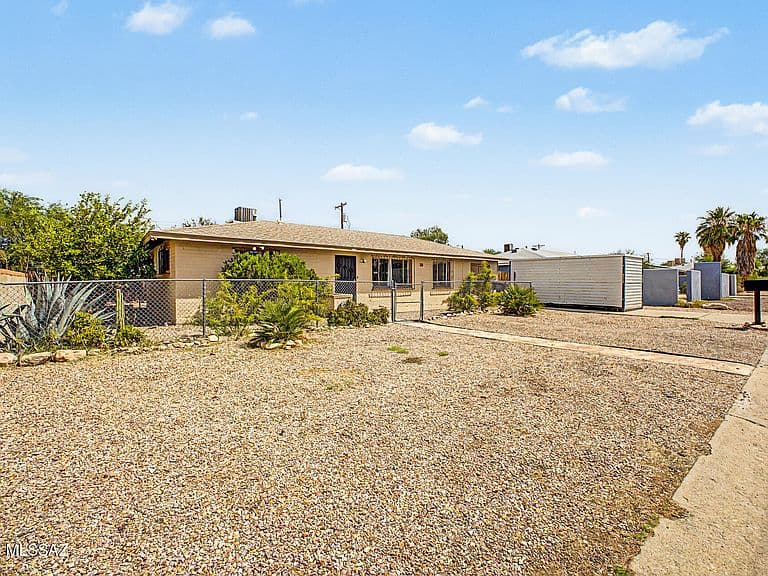 725 E McMillan Dr photo 2